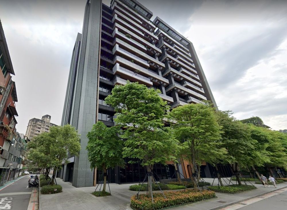 景華街今年部分社區出現交易,不分屋齡皆有獲利情勢,例如屋齡6年的大樓「靜心文匯」,82.34坪的15樓戶於4月以總價5080萬元成交,持有1年多抬價1080萬元。翻攝Google map