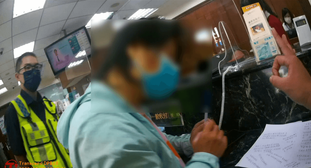 員警透過紙筆溝通,阻止婦人開戶。讀者提供