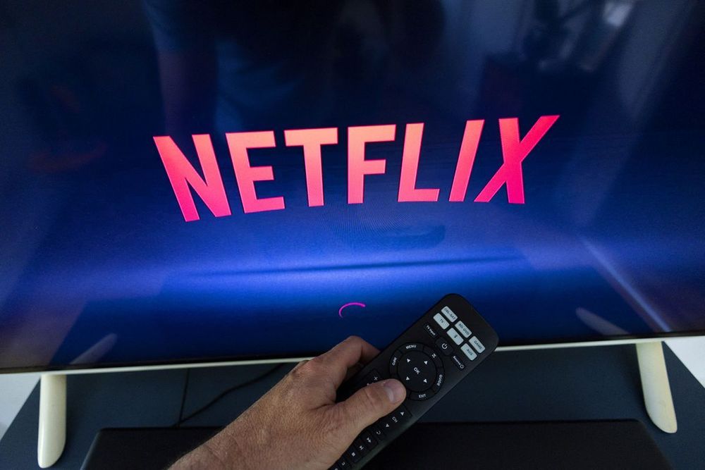 民眾觀看Netflix影集。路透