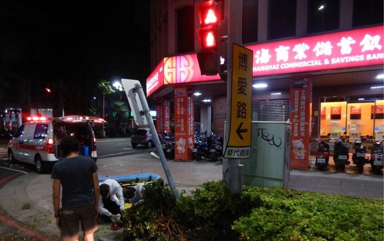 交通標誌被撞歪。讀者提供