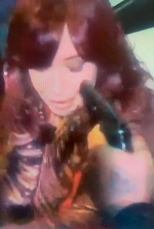 克莉絲蒂娜費南德茲遭人持槍朝頭部作勢開槍。法新社