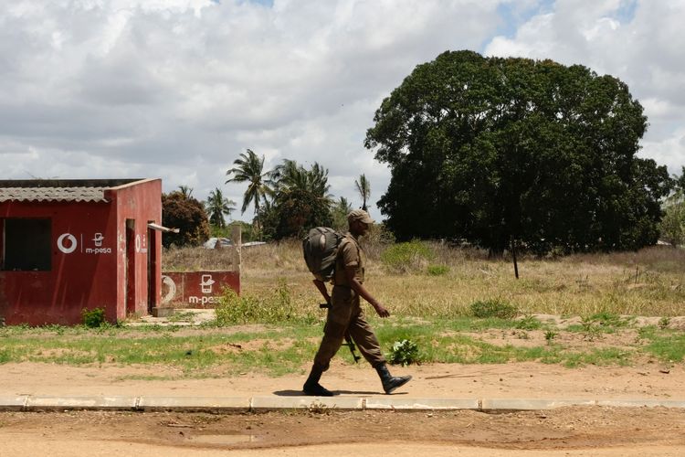 莫三比克政府軍9月27日在德爾加杜角省巡邏。法新社