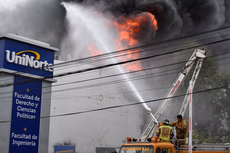 消防人員救火。法新社