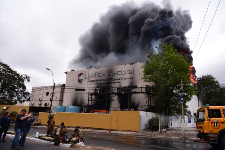 最高選舉法院29日失火，濃濃的黑煙雲團直竄天際。法新社