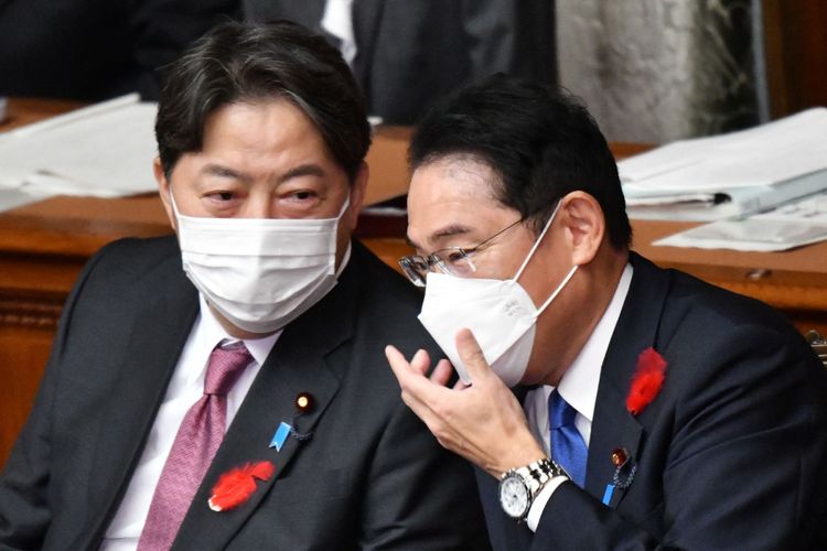 岸田文雄（右）的黨內盟友外相林芳正（左）。法新社