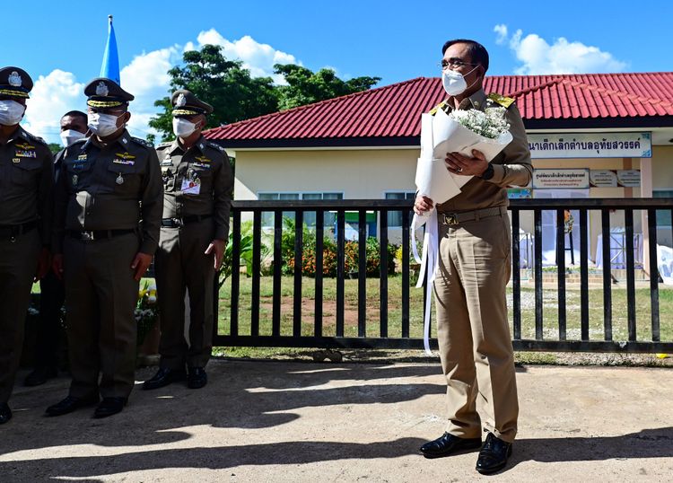 泰國總理帕拉育在托兒所前面獻花。路透社