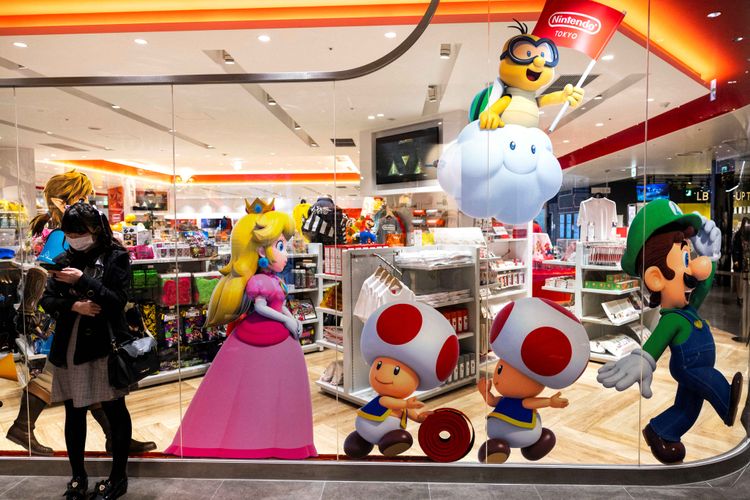 東京任天堂直營店開幕之初，曾有網紅粉絲豪砸217萬日幣把店內每一件商品都買一遍。法新社