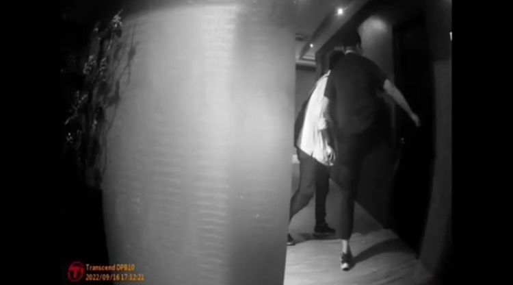 警方查緝時發現其中一間包廂緊鎖房門，踹門要求房內的男女開門。讀者提供