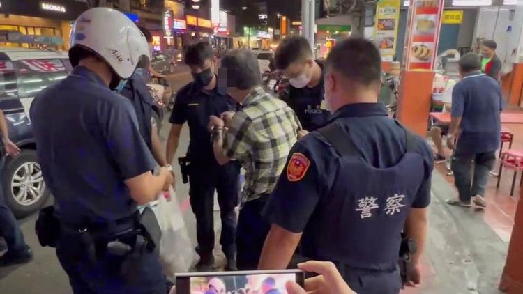 警方檢查羅男攜帶的物品。讀者提供