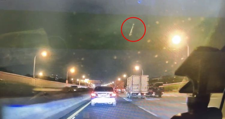 鐵條從半空中飛過來。讀者提供