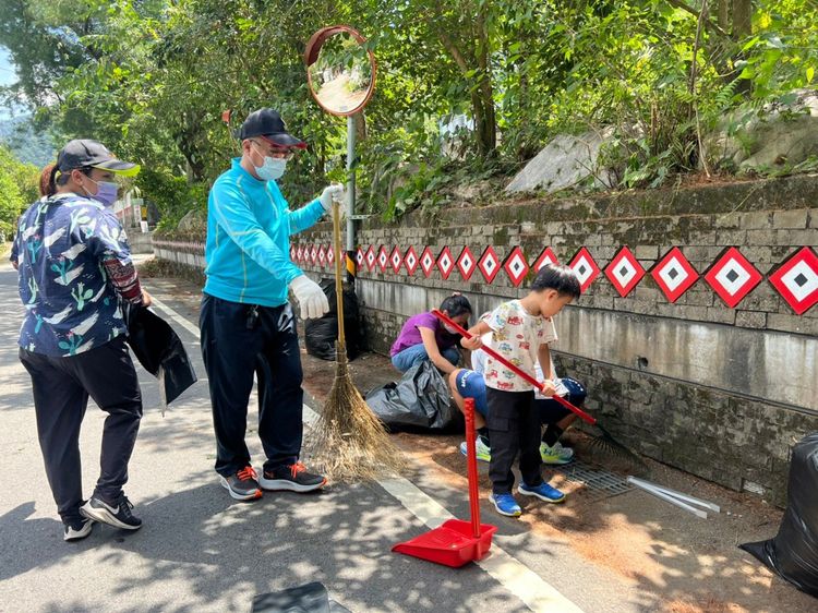 在短短3小時，一共清出900公斤垃圾。李陳信得攝