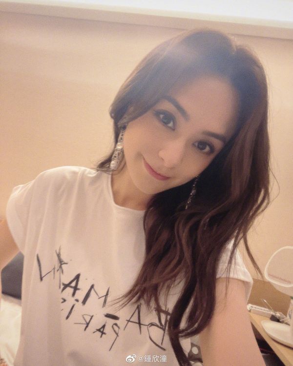 阿嬌粉絲不滿經紀人沒替她接電視劇。翻攝自鍾欣潼微博