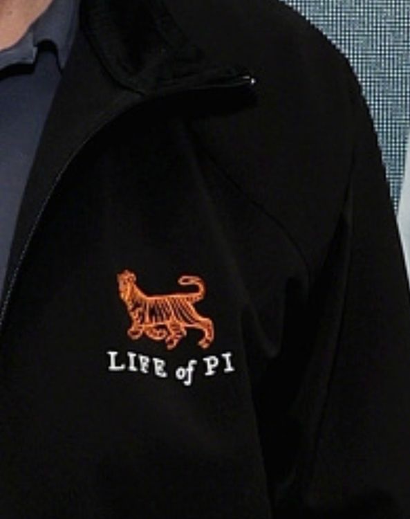 李安穿著《少年PI》的劇組外套。