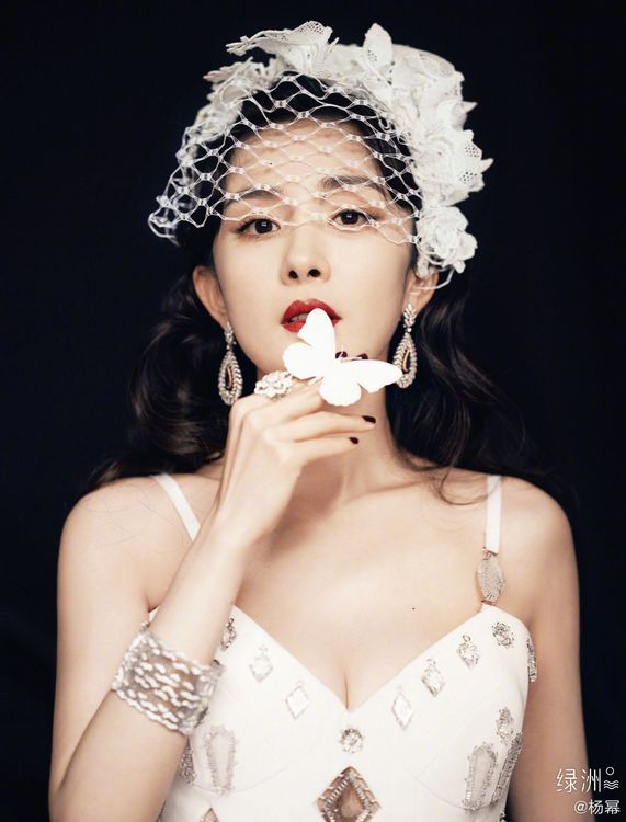 楊冪扮相宜古宜今。翻攝楊冪微博