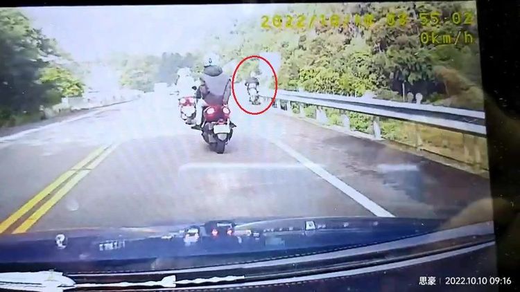 吳男在撞上護欄前，機車不知何故一路往外側偏移。翻攝記者爆料網