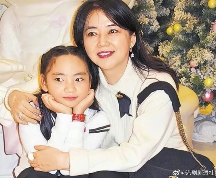 胡慧中（右）與兒時的何嘉珍（左）。翻攝微博