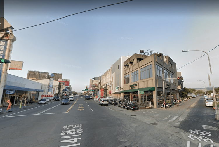 被告等人在彰化員林知名連鎖咖啡店前丟斧頭尋仇。翻攝谷歌地圖