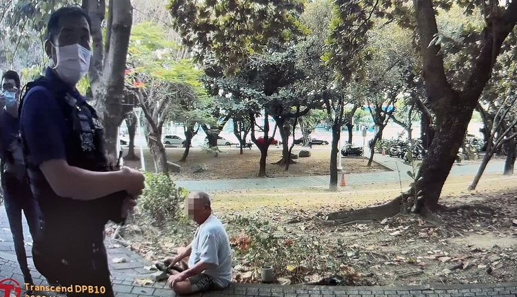 警方到場時2男已經沒有打架，但仍坐在地上互相嗆聲。讀者提供