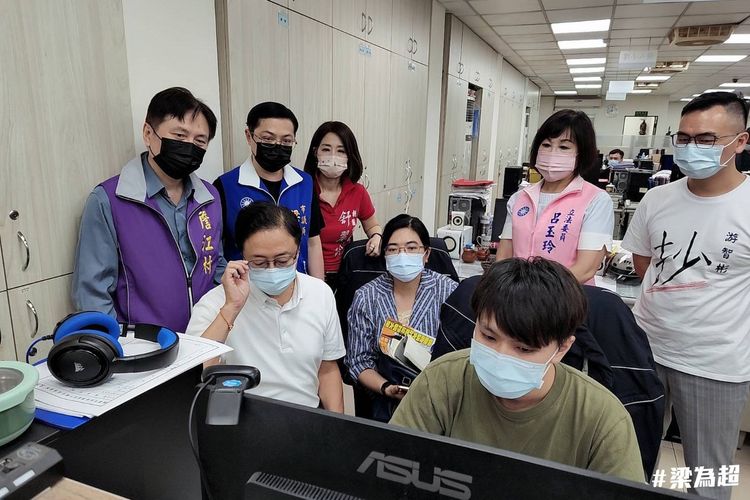 張善政今晚在立委呂玉玲等人陪同到中壢分局提告。翻攝市議員梁為超臉書