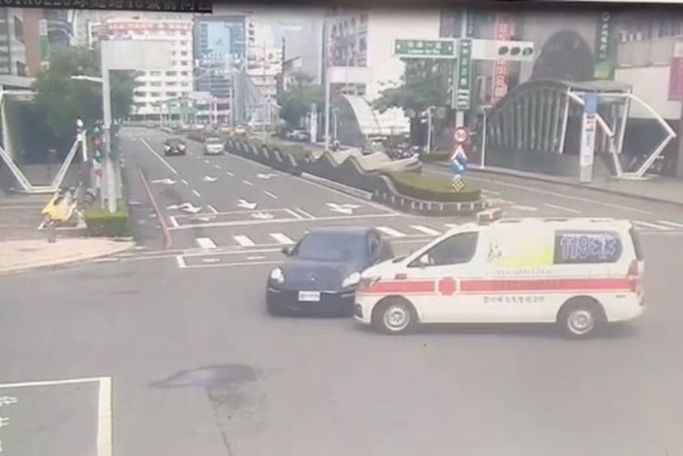 直行的黑色保時捷Panamera 4S與欲左轉的救護車發生碰撞。讀者提供
