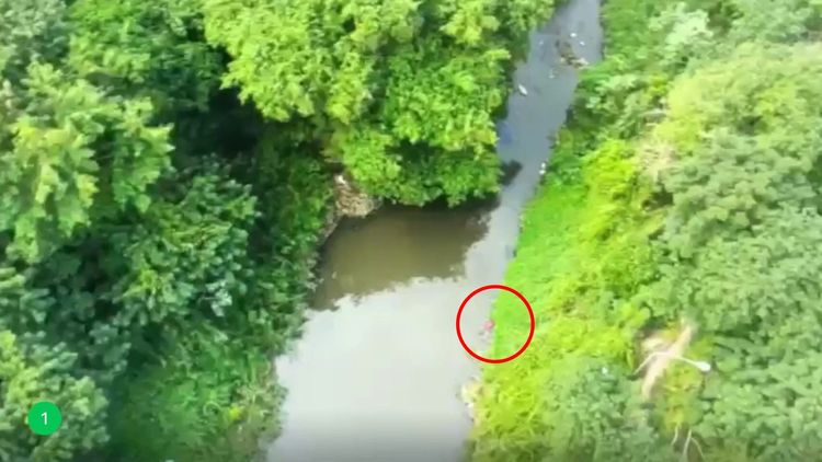 警方昨天下午透過空拍機，在後勁溪畔找到疑似陳婦的遺體（紅圈處）。讀者提供