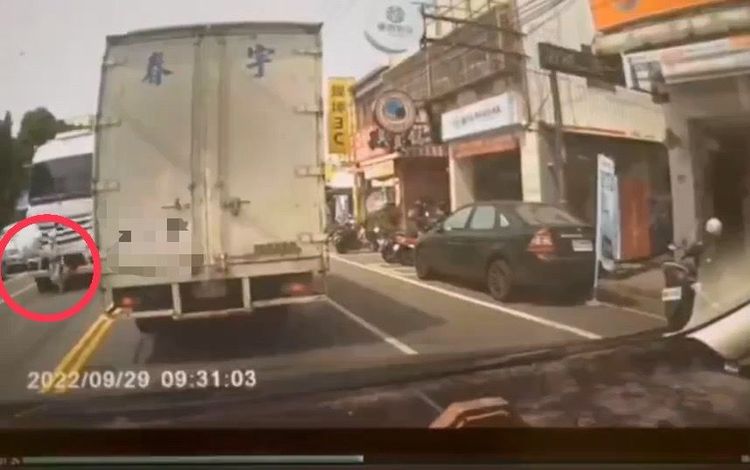 曳引車與楊嬤碰撞。民眾提供