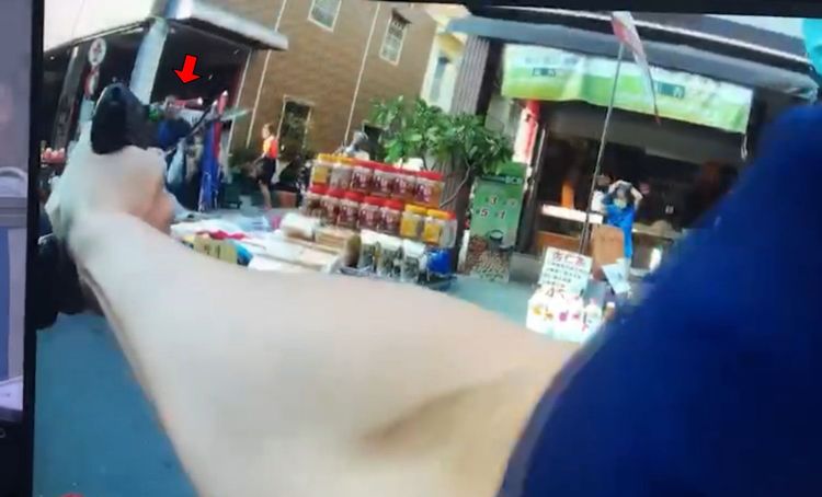 警方看到蕭姓嫌犯手持多把刀械，立刻掏出手槍，喝令他：「不要動！」。讀者提供