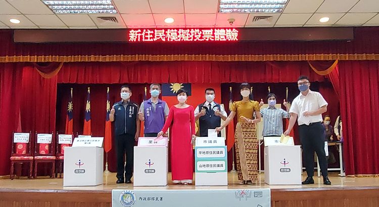 越南新住民黎清映娟(左三)、緬甸新住民張麗英(右三) 及越南新二代郭家銘(右一)，參加反賄選暨模擬投票體驗活動。移民署提供