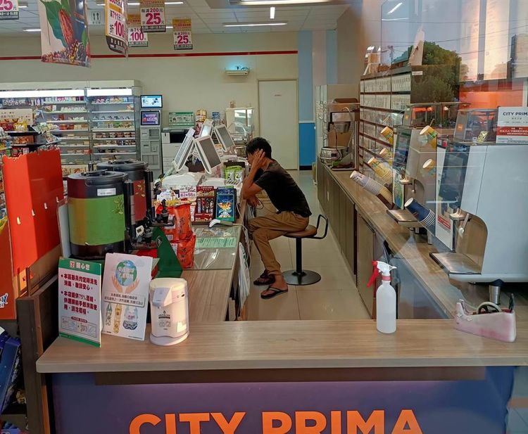 蘇男把超商店員及客人嚇出店外，獨自留在超商內。民眾提供