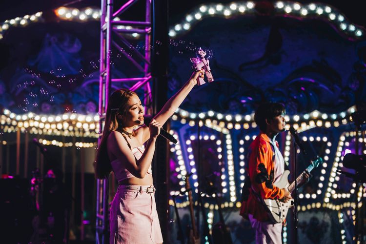 告五人狂撒粉紅泡泡。相信提供