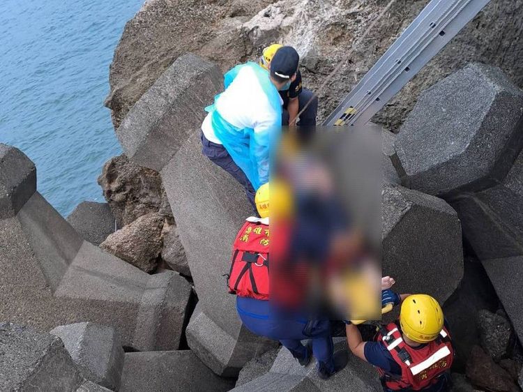 鍾姓女子右手疑似骨折、意識清醒。讀者提供