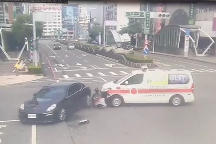 救護車的保險桿因碰撞而掉落。讀者提供