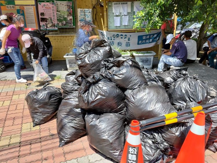 社區居民和學生將近百人一起動手淨街，清出的垃圾數量相當驚人。李陳信得攝