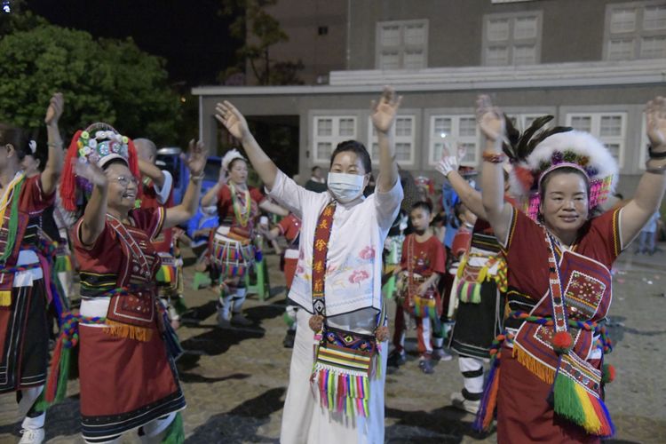 徐榛蔚積極參與豐年祭爭取原住民選票。花蓮縣政府提供