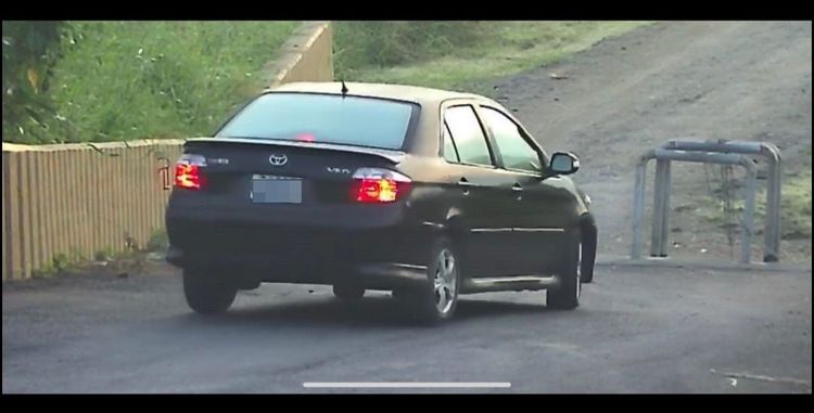 涉案男子駕駛黑色豐田轎車逃離現場。翻攝自爆料公社