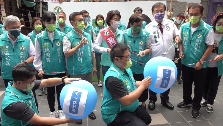 黃秀芳與支持戳破「口號治縣」的氣球。黃秀芳提供