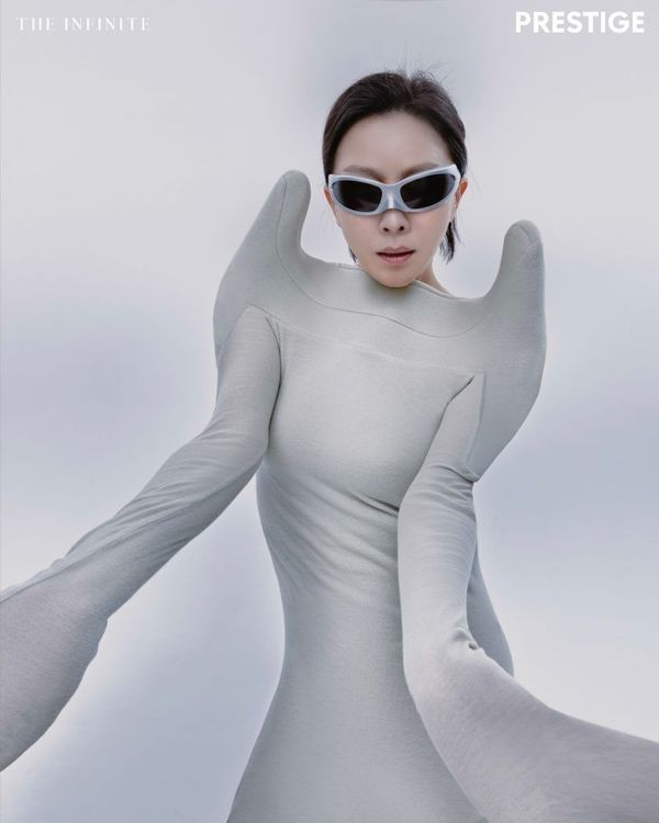 劉嘉玲拍雜誌封面造型前衛。翻攝自微博「單品毀滅者」