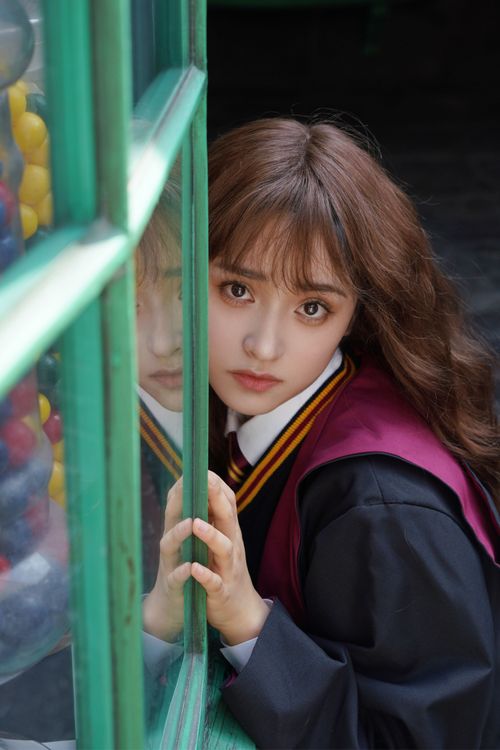 沈月換裝扮起《哈利》主角之一的「妙麗格蘭傑」。翻攝自沈月微博