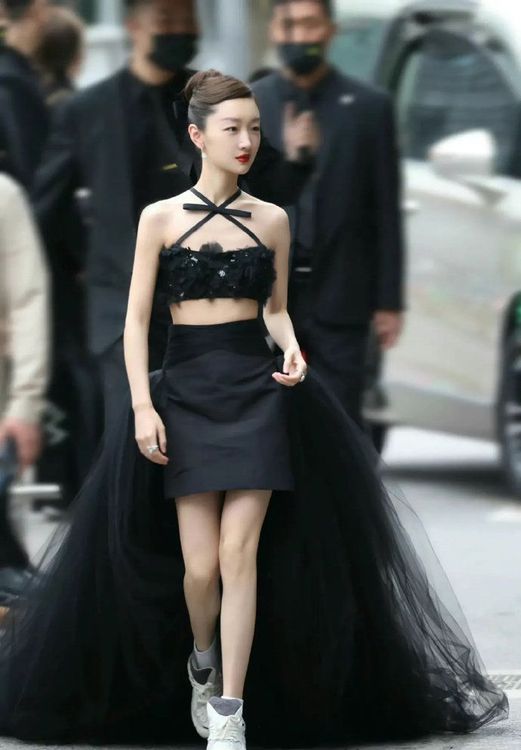 周冬雨以一襲黑色綁脖的半截禮服亮相，被網友酸「小孩開大車」。翻攝自劇綜動態微博