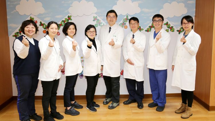 張雲傑（右4）結合醫療團隊為花蓮兒少保護盡心盡力。花蓮慈濟醫院提供