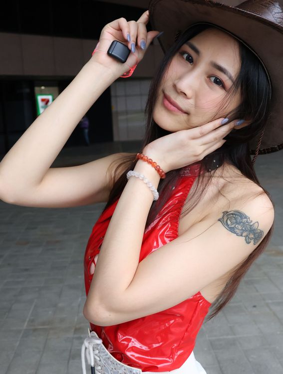 妍妍拍攝當天她穿了一身女牛仔裝。莊宗達攝