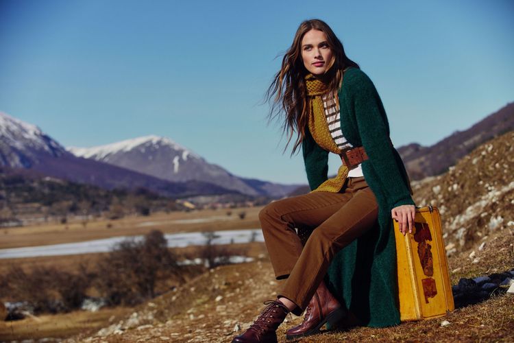 針織套頭衫、開襟衫採用混色紗和蓬鬆紗線織成紐結和提花圖案，實穿易搭。品牌提供