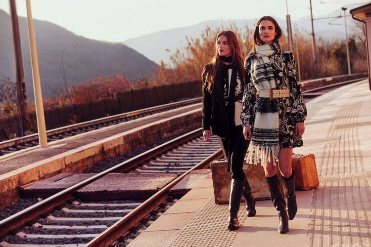 連身裙以波西米亞風格演繹，飾有佩斯利或花卉印花。品牌提供