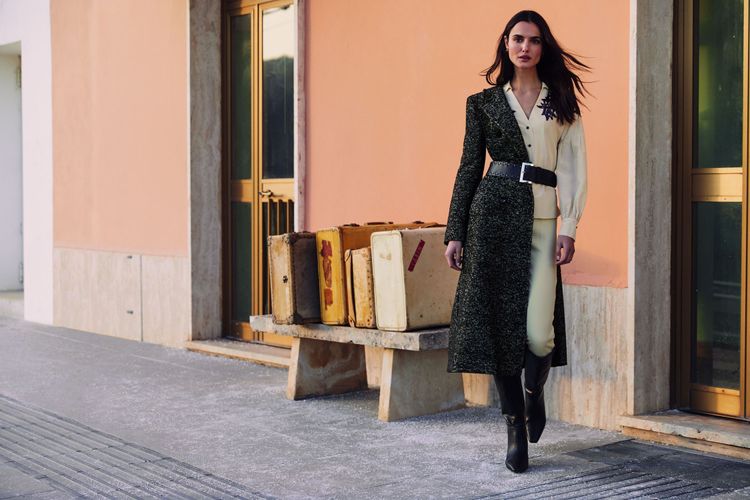 秋冬不可或缺的大衣採直筒輪廓剪裁，賦予修長的身形效果。品牌提供