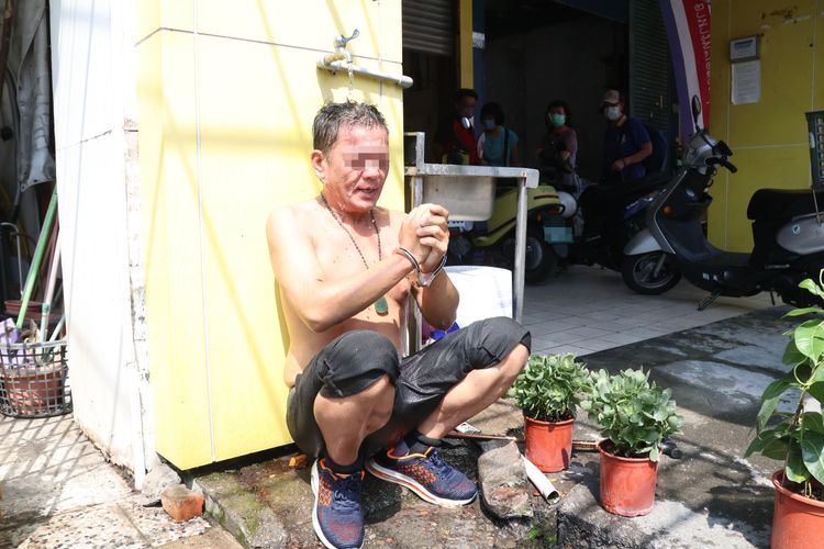 遭噴辣椒水的男子表情痛苦。張喆喜攝