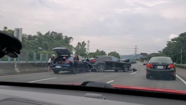 6部車輛疑似未保持安全距離，造成追撞事故。民眾提供