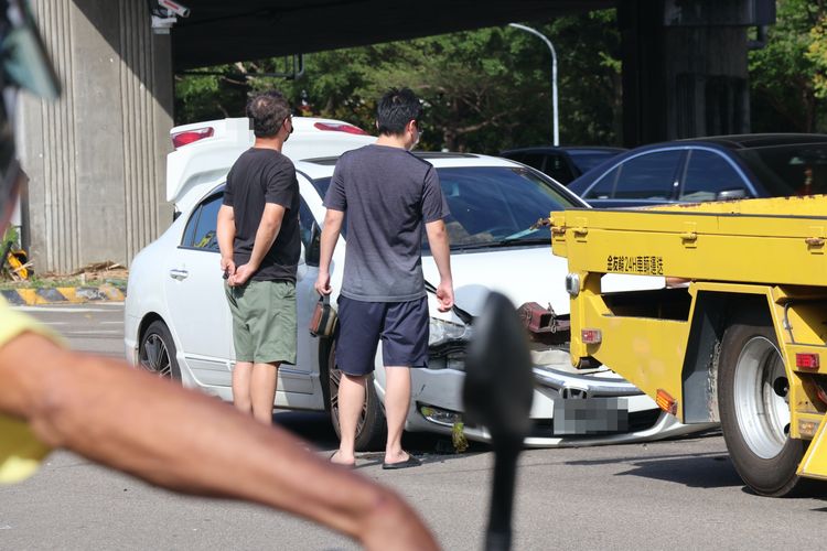 李男(39歲）行駛在外車道遭撞。張喆喜攝