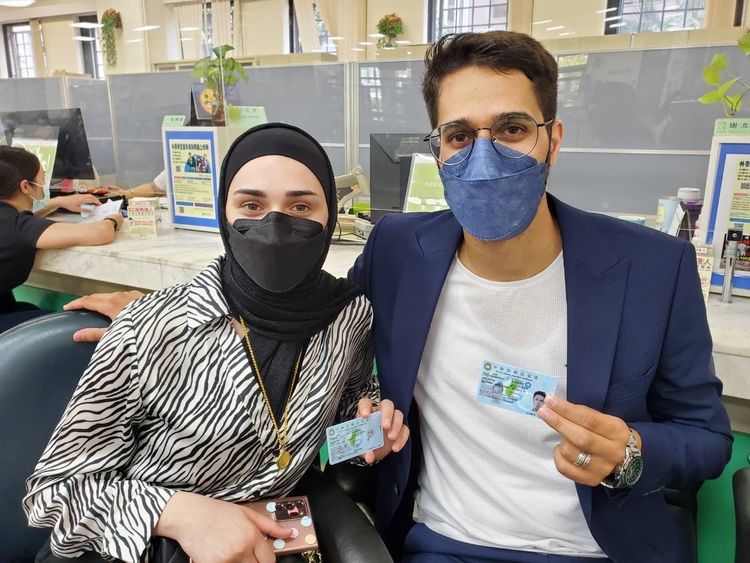 莫安柏獲得台灣永久居留權的梅花卡。翻攝畫面