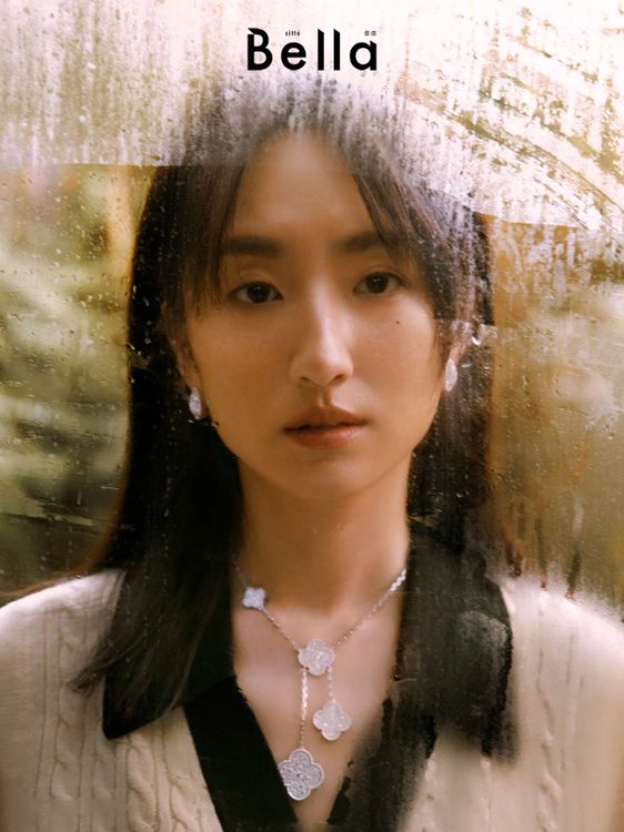 柯佳嬿身穿Sandro服裝搭配梵克雅寶珠寶。《Bella儂儂》提供