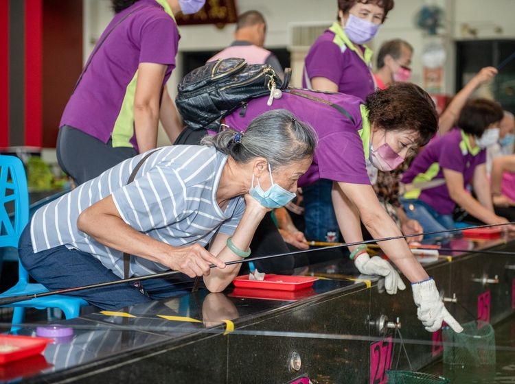 林口上百位長輩享受釣蝦樂趣。區公所提供